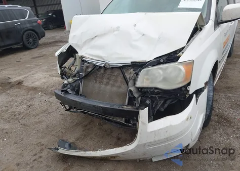 2010 Chrysler Town & Country Touring z USA, uszkodzony, nr VIN 2A4RR5D11AR308969